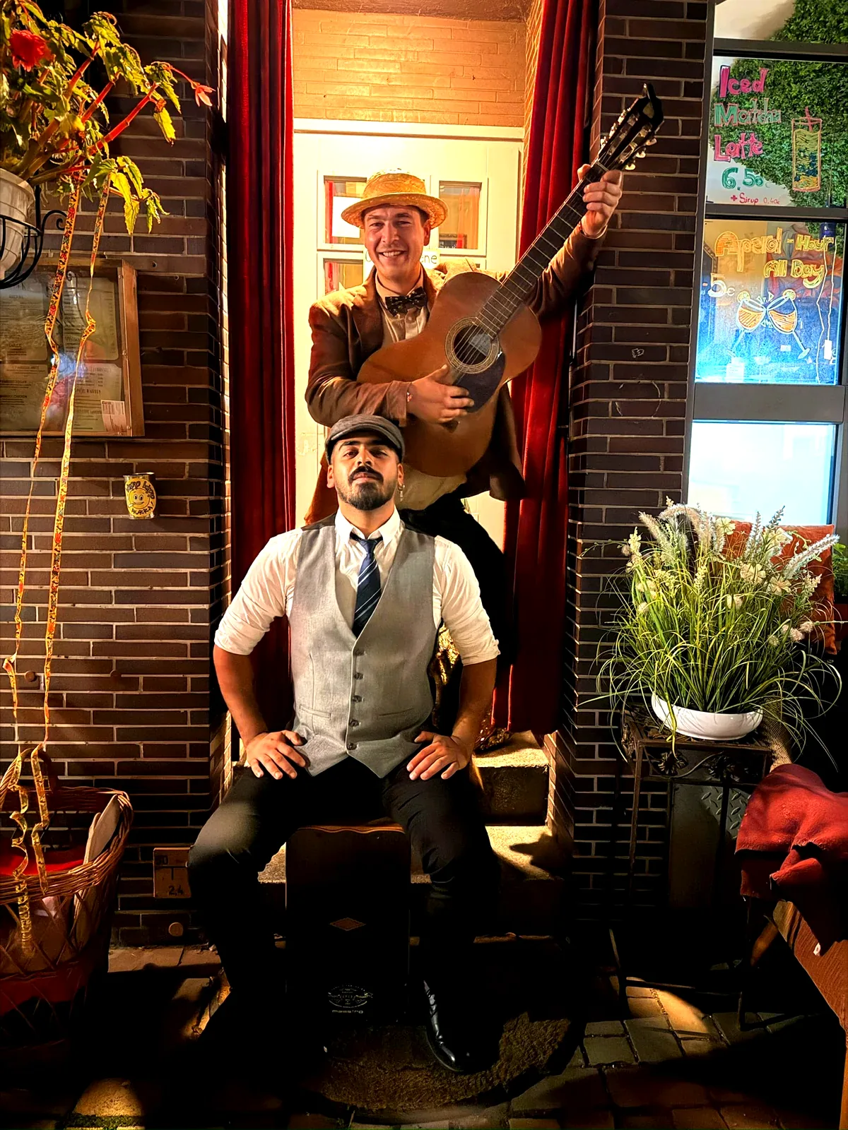 Die Musiker mit Gitarre und Cajón bei einem Auftritt